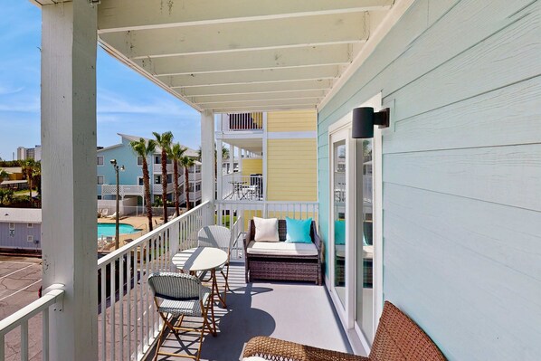 Outdoor dining - Cozy coastal condo with shared pool and close to beach access (Panama City Beach)