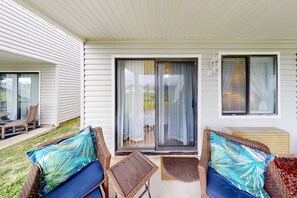 Terrace/patio - Beautiful condo located on the beach - close to attractions, pool & Hot tub (Panama City Beach)