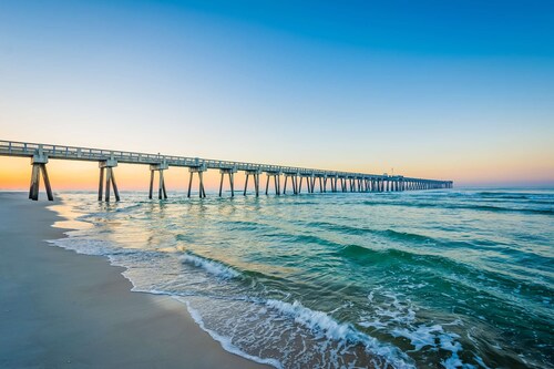 Beautiful condo located on the beach - close to attractions, pool & Hot tub