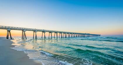 Beautiful condo located on the beach - close to attractions, pool & Hot tub