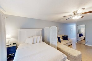 Een strijkplank/strijkijzer, wifi, beddengoed