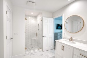 Shower, hair dryer, towels - Gorgeous Gulf-front condo - step onto the beach from your private balcony (Santa Rosa Beach)