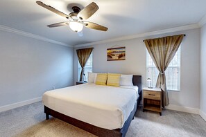4 bedrooms, WiFi, bed sheets - Brightly updated home near the sound with large patio, chef's kitchen, & W/D (Navarre)