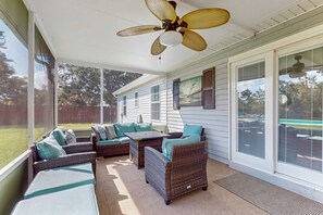 Terrace/patio - Amazing home near beach with private pool, screened porch, & huge yard (Navarre)