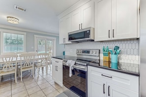 Fridge, microwave, oven, stovetop - Amazing home near beach with private pool, screened porch, & huge yard (Navarre)