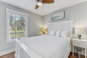 3 bedrooms, iron/ironing board, WiFi, bed sheets - Amazing home near beach with private pool, screened porch, & huge yard (Navarre)