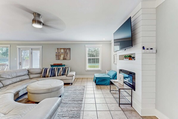 TV, fireplace, offices - Amazing home near beach with private pool, screened porch, & huge yard (Navarre)