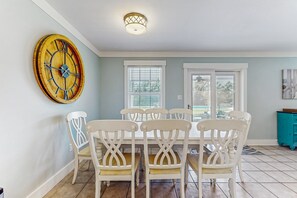 Dining - Amazing home near beach with private pool, screened porch, & huge yard (Navarre)