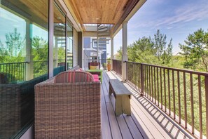 Terrace/patio - Seaside home w/ WiFi, ocean views, shared pool, & plenty of room (Inlet Beach)
