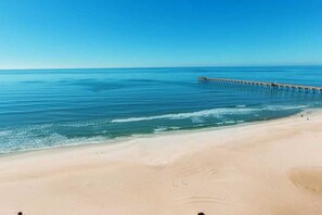 On the beach - High-rise condo with pool & ocean views - walk to the beach (Panama City Beach)