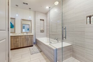 Shower, towels - Modern condo with pool, hot tub, gym, wrap-around balcony, & AC (Inlet Beach)