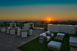 Outdoor dining - Modern condo with pool, hot tub, gym, wrap-around balcony, & AC (Inlet Beach)