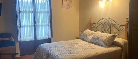 5 bedrooms, travel cot, WiFi, bed sheets