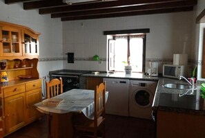 Fridge, microwave, oven, stovetop - Casa la Xana for 10 people petfriendly with wifi and barbecue (Priede)
