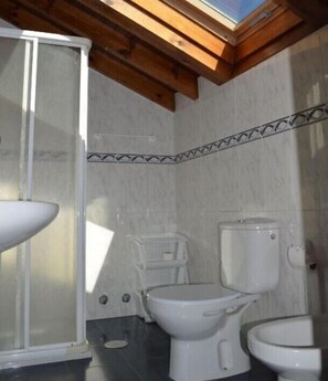 Shower, hair dryer, towels, toilet paper - Casa la Xana for 10 people petfriendly with wifi and barbecue (Priede)
