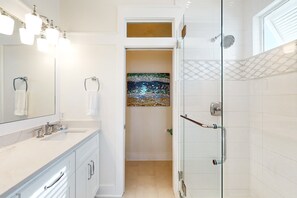 Dusche, Haartrockner, Handtücher