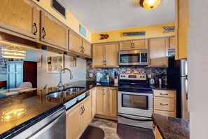 Fridge, microwave, oven, stovetop - Dog-friendly close to the beach with WiFi, private washer & dryer, balcony, & AC (Panama City Beach)