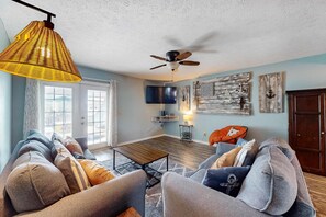 TV, offices - Dog-friendly close to the beach with WiFi, private washer & dryer, balcony, & AC (Panama City Beach)
