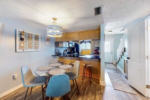 Dining - Dog-friendly close to the beach with WiFi, private washer & dryer, balcony, & AC (Panama City Beach)