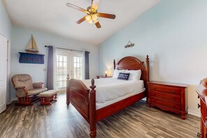 2 bedrooms, WiFi, bed sheets - Dog-friendly close to the beach with WiFi, private washer & dryer, balcony, & AC (Panama City Beach)