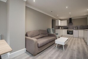 Living room - Charming 2-bedroom Apartment in Central Kingston Upon Thames (Kingston Upon Thames)