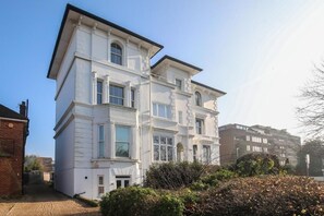 Exterior - Charming 2-bedroom Apartment in Central Kingston Upon Thames (Kingston Upon Thames)