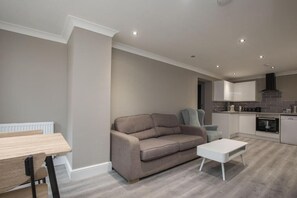 Living room - Charming 2-bedroom Apartment in Central Kingston Upon Thames (Kingston Upon Thames)