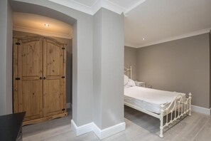 2 bedrooms - Charming 2-bedroom Apartment in Central Kingston Upon Thames (Kingston Upon Thames)