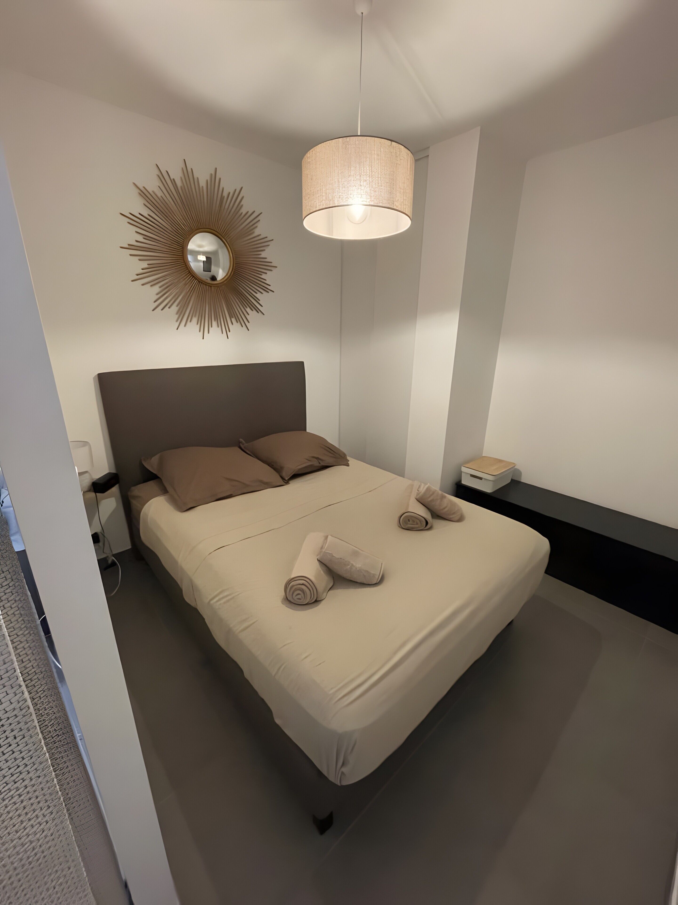 1 dormitorio, tabla de planchar con plancha, ropa de cama