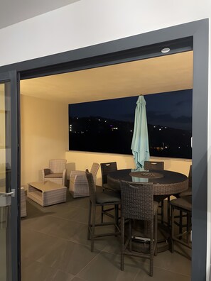 Outdoor dining - Apartment 'Chez Valérie' with Sea View, Balcony and Air Conditioning (Grosseto-Prugna)