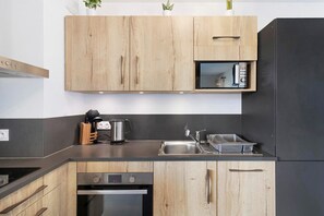 Frigorífico, microondas, horno y placa de cocina