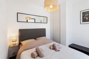 1 dormitori, planxa i posts de planxar i roba de llit 