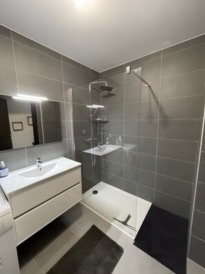 Shower, towels - Apartment 'Chez Valérie' with Sea View, Balcony and Air Conditioning (Grosseto-Prugna)