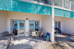 Outdoor dining - Gorgeous coastal home with plenty of space shared pool and easy beach access (Panama City Beach)