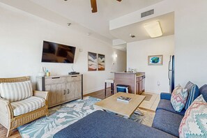 TV, offices - Gorgeous coastal home with plenty of space shared pool and easy beach access (Panama City Beach)