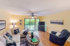 TV, offices - Sunny condo near the sand with pool, hot tub, tennis, smart TV, W&D, & AC (Panama City Beach)