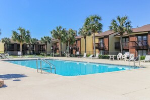 Pool - Sunny condo near the sand with pool, hot tub, tennis, smart TV, W&D, & AC (Panama City Beach)