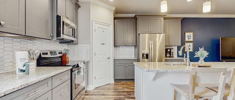 Frigorífico, microondas, horno y placa de cocina