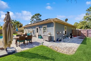 Outdoor dining - Spacious home with private pool, patio & close to beach (Navarre)