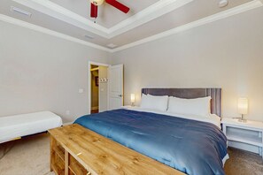 3 bedrooms, iron/ironing board, WiFi, bed sheets - Spacious home with private pool, patio & close to beach (Navarre)