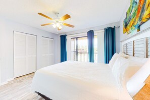 2 bedrooms, iron/ironing board, WiFi, bed sheets - Bright retreat near the beach with pool & tennis courts (Panama City Beach)