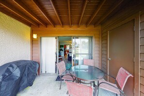 Outdoor dining - Bright retreat near the beach with pool & tennis courts (Panama City Beach)