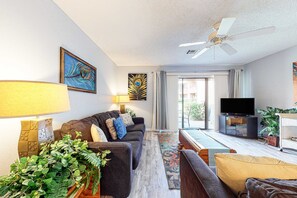 TV, offices - Bright retreat near the beach with pool & tennis courts (Panama City Beach)