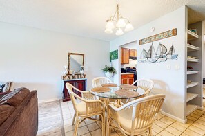 Dining - Bright retreat near the beach with pool & tennis courts (Panama City Beach)