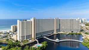 Un hotel grande con varios pisos, un puerto deportivo y una zona de piscina.