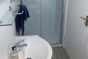Ducha y bañera combinadas, bañera profunda y toallas