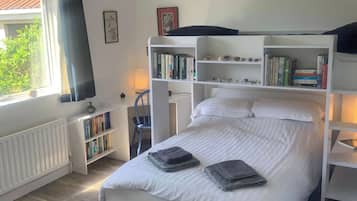 2 bedrooms, iron/ironing board, free WiFi, bed sheets