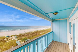 Property grounds - Beautiful beachfront townhome, large deck and beach access (Panama City Beach)