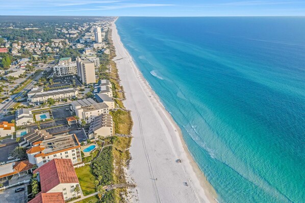 Beach nearby - Gorgeous beach house with private outdoor living & shared pool (Santa Rosa Beach)