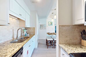 Fridge, microwave, oven, stovetop - Bright condo with pool & hot tub access, WiFi, washer/dryer & central AC (Panama City Beach)